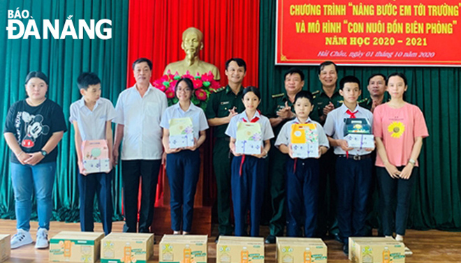 Biên phòng cửa khẩu cảng Đà Nẵng trao quà cho học sinh vượt khó học tốt trên địa bàn. Ảnh: HỒNG QUANG
