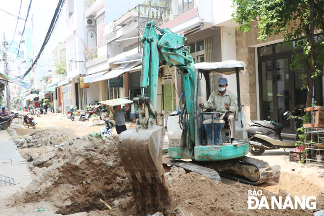Kiệt 5 Tô Ngọc Vân, phường Vĩnh Trung, quận Thanh Khê đang được khởi công nâng cấp, mở rộng. 						      Ảnh: VĂN HOÀNG