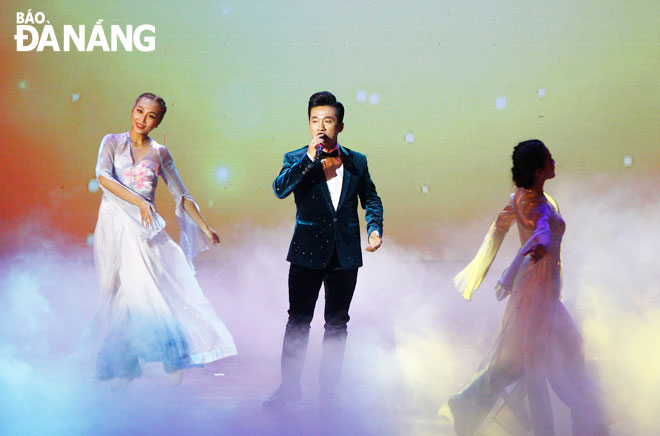 Nghệ sĩ Quang Hào (giữa), Giám đốc Nhà hát Trưng Vương biểu diễn ca khúc “Mênh mang Sơn Trà” tại chương trình nghệ thuật Nước - Hồi sinh tổ chức cuối tháng 4-2021.  Ảnh: XUÂN DŨNG	