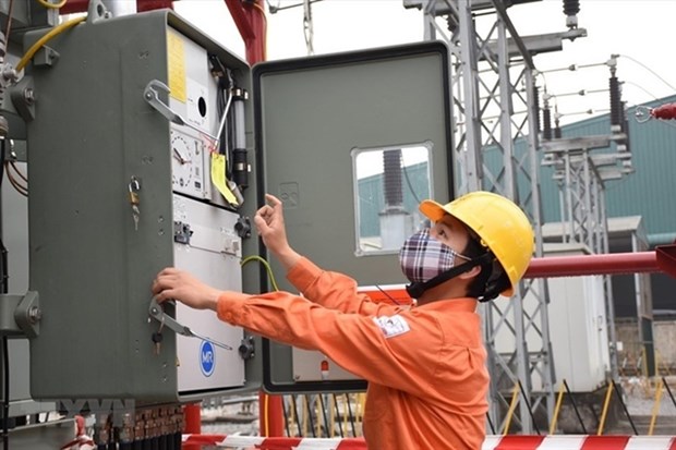 A worker of the Vietnam Electricity checking the power system. Power bills have been reduced until the end of this year as an effort to ease the impacts of the COVID-19 pandemic. (Photo: VNA)