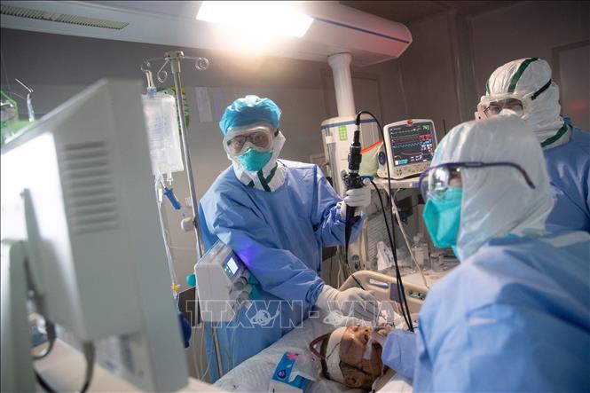 Nhân viên y tế điều trị cho bệnh nhân COVID-19 tại bệnh viện ở Vũ Hán, Trung Quốc. Ảnh: AFP/TTXVN