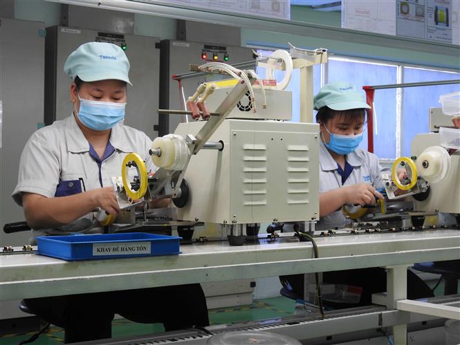 Công nhân Công ty TNHH Tabuchi Electric Việt Nam, KCN Đại Đồng - Hoàn Sơn (Bắc Ninh) đeo khẩu trang, ngồi giãn cách, đảm bảo duy trì hoạt động sản xuất. Ảnh: Thái Hùng/TTXVN.