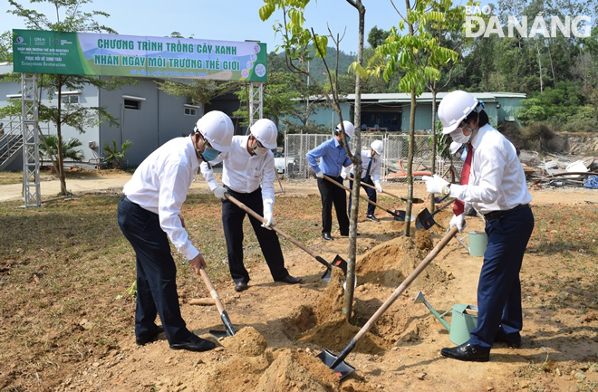 The leaders of the municipal Department of Natural Resources and the Environment and the Lien Chieu District People's Committee (right) plant trees to mark the World Environment Day, June, 5, 2021. Photo: HONAG HIEP