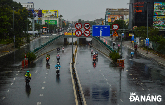 Many parts of Da Nang enjoy downpours after a week-long soaring heatwave conditions caused by the influence of the developing southern low pressure trough associated with a strong foehn wind in the southwest region.