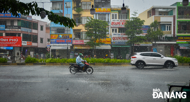 Heavy rain accompanied with thunderstorm and lightning last for more than 30 minutes, partly affected the travel of vehicles.