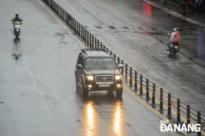 Heavy rain affects visibility of road users, many of whom have to turn on their vehicle’s  lights to ensure traffic safety.