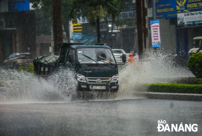  Along some downtown streets such as Dien Bien Phu and Nguyen Van Linh, there are some large puddles of rainwater.