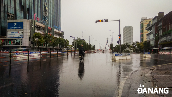   Amid strong wind, many vehicles are advised against from travelling across bridges spanning the Han River. The photo is taken at the western end of the Han River Bridge. 