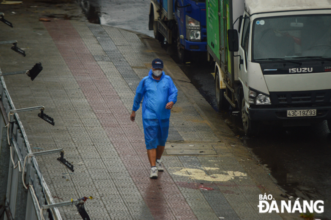 Despite rain, most people strictly obey the in-public face mask rules.