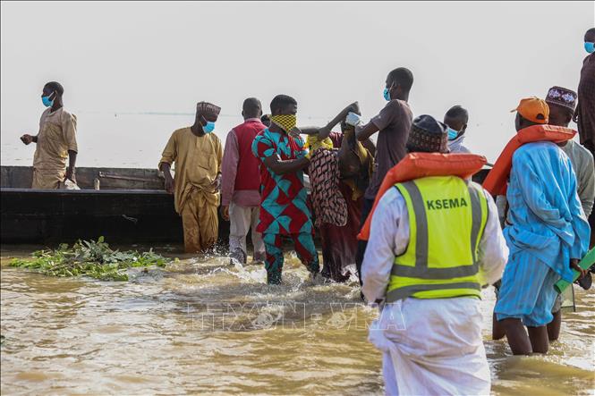 ực lượng chức năng chuyển thi thể các nạn nhân vụ chìm thuyền trên sông Niger, đoạn chảy qua khu vực Ngaski, Nigeria ngày 27/5/2021. Ảnh: AFP/TTXVN