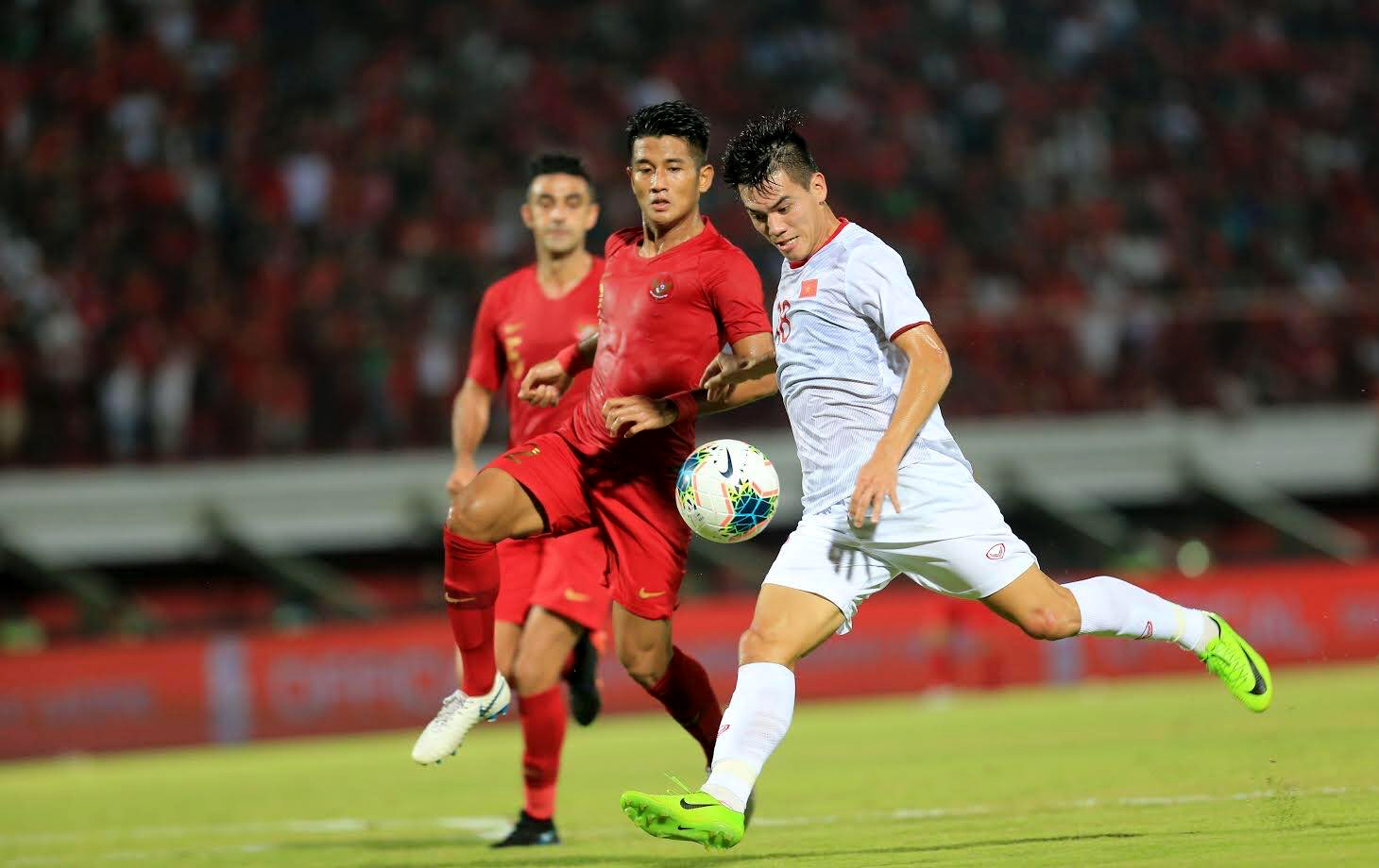 Được đánh giá cao hơn Indonesia (áo đỏ) nhưng Tiến Linh (áo trắng) và các tuyển thủ  Việt Nam vẫn không được chủ quan trong lần tái đấu vào tối 7-6. Ảnh: ĐỨC CƯỜNG	