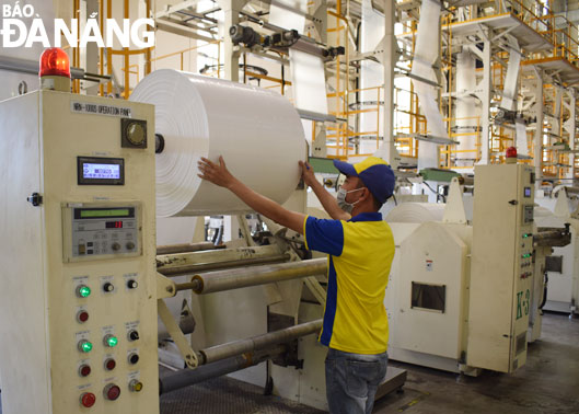 In the coming time, the supporting industry will actively contribute to promoting the city’s growth. Production activities are seen at the Apple Film Co., Ltd in Hoa Cam Industrial Park, Cam Le District. Photo: KHANH HOA