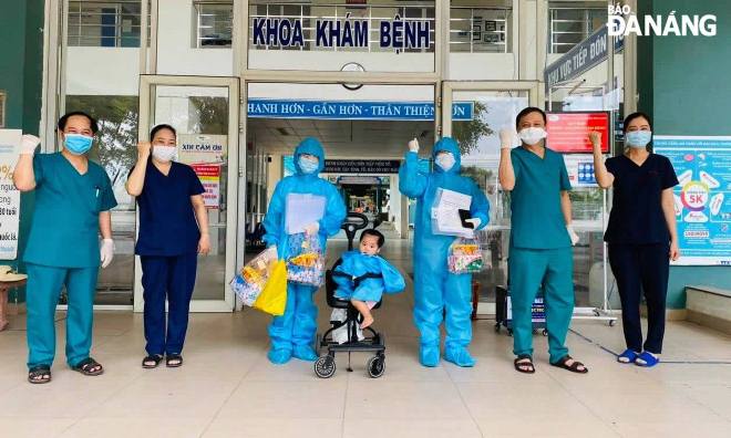 Leaders of the Hoa Vang Medical Centre and the threee recoveries pose for a photograph.