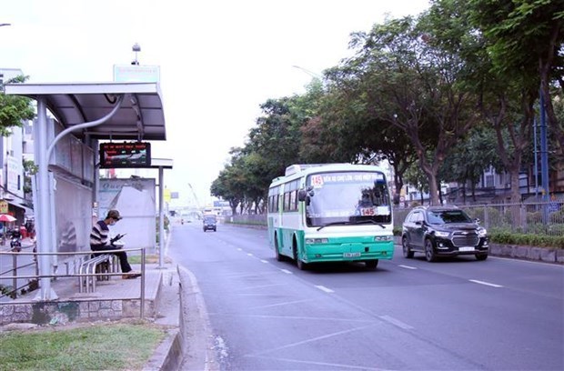 AI app helps push mask wearing on public transport hinh anh 1A bus runs on a street in Ho Chi Minh City (Photo: VNA)