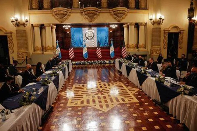 Tổng thống Guatemala Alejandro Giammattei và Phó Tổng thống Hoa Kỳ Kamala Harris tham dự cuộc họp song phương tại Palacio Nacional de la Cultura, ngày 7-6-2021. Ảnh minh họa: Reuters