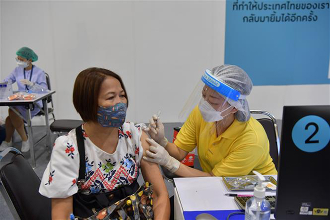 Tiêm vaccine ngừa Covid-19 tại một trung tâm tiêm chủng ở thủ đô Bangkok sáng 7-6. Ảnh: Ngọc Quang – Phóng viên TTXVN tại Thái Lan