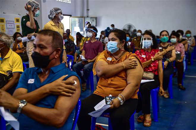 Tiêm chủng vaccine ngừa Covid-19 tại Narathiwat, Thái Lan, ngày 7-6-2021. Ảnh: AFP/TTXVN