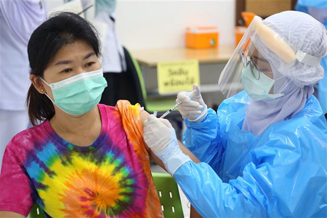 Tiêm chủng vaccine ngừa Covid-19 tại Pattani, Thái Lan, ngày 7-6-2021. Ảnh: AFP/TTXVN