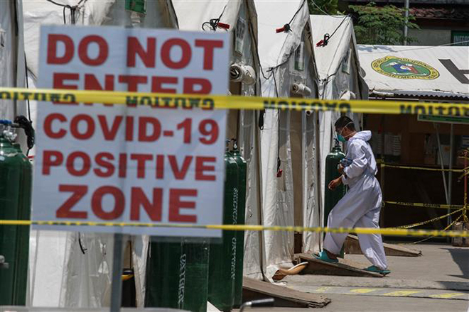 Nhân viên y tế điều trị cho bệnh nhân nhiễm Covid-19 tại Manila, Philippines. Ảnh: AFP/TTXVN