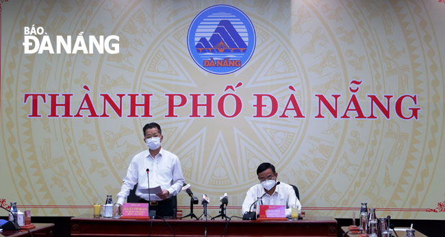 Municipal Party Committee Nguyen Van Quang Secretary  (left) delivers his instructions at the Monday meeting to discuss next steps on road to the new normal. Photo: PHAN CHUNG