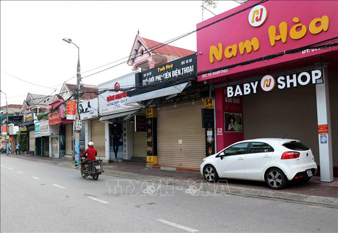 Các cơ sở kinh doanh, tạp hóa ở thành phố Hà Tĩnh đóng cửa khi thiết lập vùng cách ly. Ảnh: Công Tường/TTXVN
