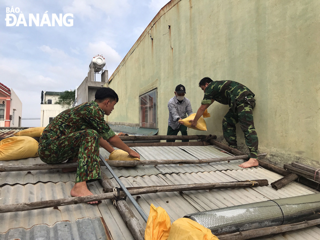 Các chiến sĩ Biên phòng cửa khẩu cảng Đà Nẵng sửa nhà cho người dân trên địa bàn quận Hải Châu. Ảnh: H.Q
