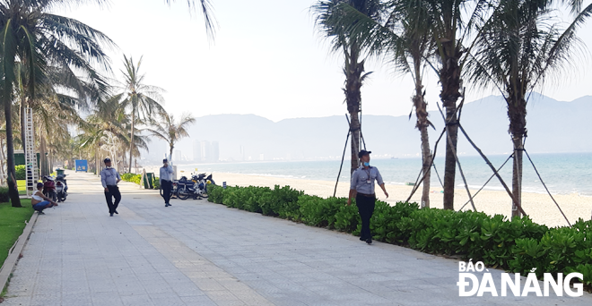 Functional forces conduct their patrols on coastal areas in My An ward, Ngu Hanh Son District to ensure good practice of swimming ban among the public. Photo: THANH LAN