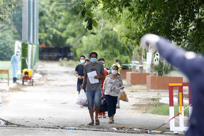 Bệnh nhân COVID-19 rời trung tâm điều trị sau khi khỏi bệnh tại Phnom Penh, Campuchia, ngày 9/5/2021. Ảnh: THX/ TTXVN