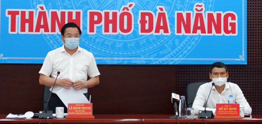 Municipal Peoples Council Vice Chairman Le Minh Trung (left) delivers his address in the Tuesday meeting to discuss crucial safety measures for everyone across the city as they go back to their ‘usual lives’. Photo: PHAN CHUNG