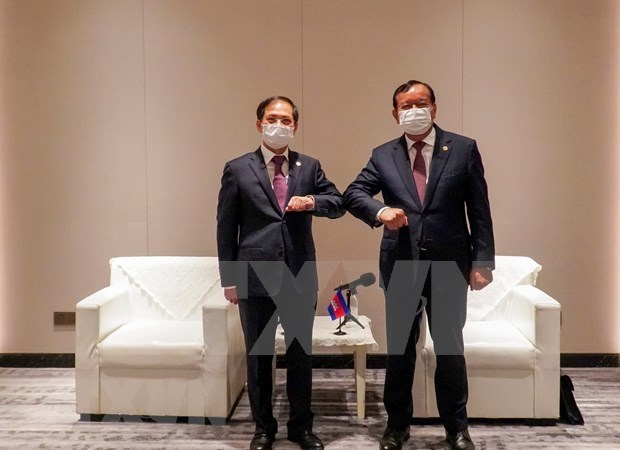 At the meeting between Cambodian Deputy Prime Minister and Foreign Minister Prak Sokhonn (R) and Vietnamese Foreign Minister Bui Thanh Son (Photo: VNA)