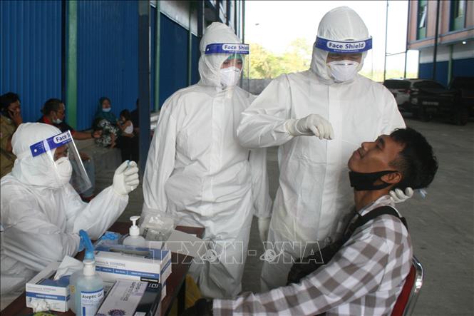 Nhân viên y tế lấy mẫu xét nghiệm COVID-19 cho người dân tại Yogyakarta, Indonesia, ngày 8/6/2021. Ảnh: THX/TTXVN