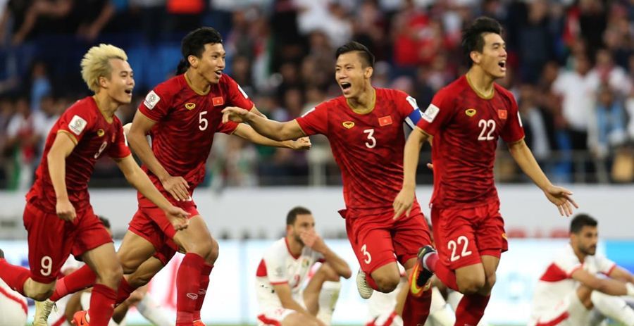 Các cầu thủ Việt Nam ăn mừng chiến thắng 1-0 trước Malaysia ở trận đấu vòng loại World Cup 2022 khu vực châu Á trên sân Mỹ Đình hồi tháng 10-2019. Ảnh: AFF