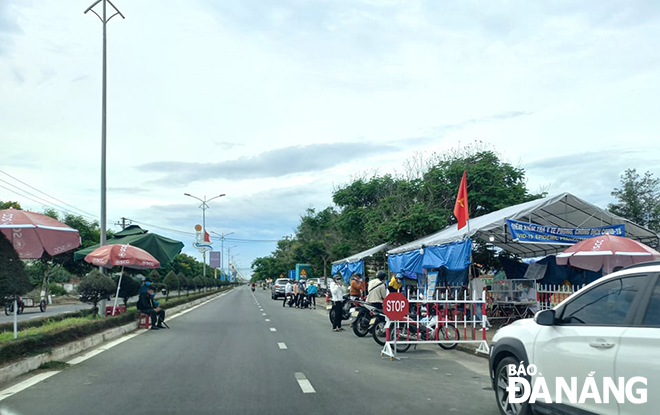 All checkpoints for COVID-19 prevention and control set up along linking routes between the two localities have been taken down. Here is an image of a checkpoint set up on a section of the Da Nang-Quang Nam coastal linking route. Photo: THANH LAN