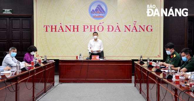 Municipal Peoples Committee Vice Chairman Ho Ky Minh delivers his instructions at the Thursday meeting. Photo: L.HUNG