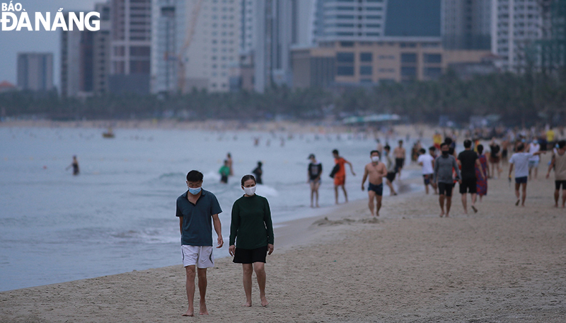 Bathers at beaches must stick to the new COVID-19 rules to prevent the spread of the virus in the new normal. Photo: NHAT HA