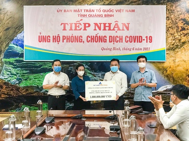 Ủy Viên Ban thường vụ Tỉnh uỷ, Chủ tịch Uỷ ban MTTQ tỉnh Quảng Bình Phạm Thị Hân (thứu hai bên trái sang) nhận trao tặng 1 tỷ đồng từ Đất Xanh Miền Trung.