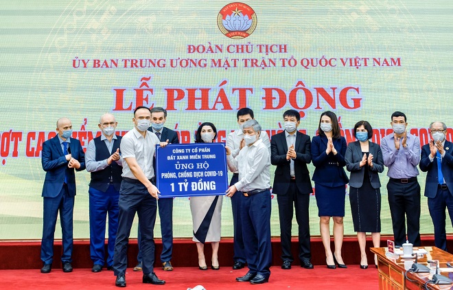 Bí thư TW Đảng, Chủ tịch Ủy ban Trung ương Mặt trận Tổ quốc Việt Nam Đỗ Văn Chiến (hàng đầu bên phải)  tiếp nhận 1 tỷ đồng từ Đất Xanh Miền Trung.