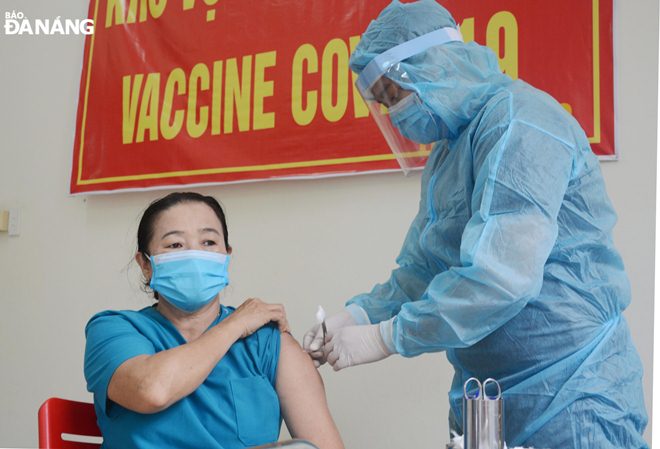 A health worker will administer the vaccine, and the persons receiving it will be asked to wait for 30 minutes before leaving the vaccination site. They will be then closely monitored their health at home for 24 hours after after vaccination. This is so that health workers can observe individuals for any unexpected reactions following vaccination.  Photo: L.HUNG