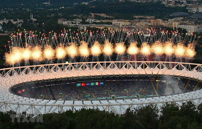 Màn pháo hoa rực rỡ sắc màu trong lễ khai mạc Giải vô địch bóng đá châu Âu (EURO) 2020 tại Rome, Italy ngày 11-6-2021. (Ảnh: AFP/TTXVN)