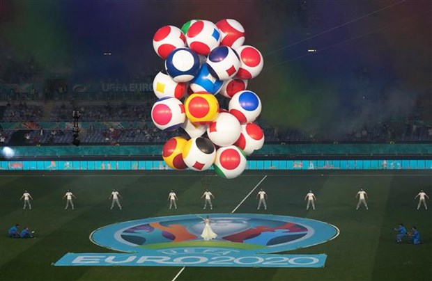 Màn trình diễn nghệ thuật với 24 trái bóng, biểu tượng cho 24 quốc gia tham dự Giải vô địch bóng đá châu Âu (EURO) 2020 tại lễ khai mạc EURO 2020 ở Rome, Italy ngày 11/6/2021. (Ảnh: AFP/TTXVN)