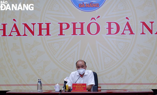 Municipal Peoples Committee Vice Chairman Le Quang Nam chairs a meeting on on Friday afternoon to discuss the enforcement of coronavirus restrictions regulations in the ciy. Photo: PHAN CHUNG