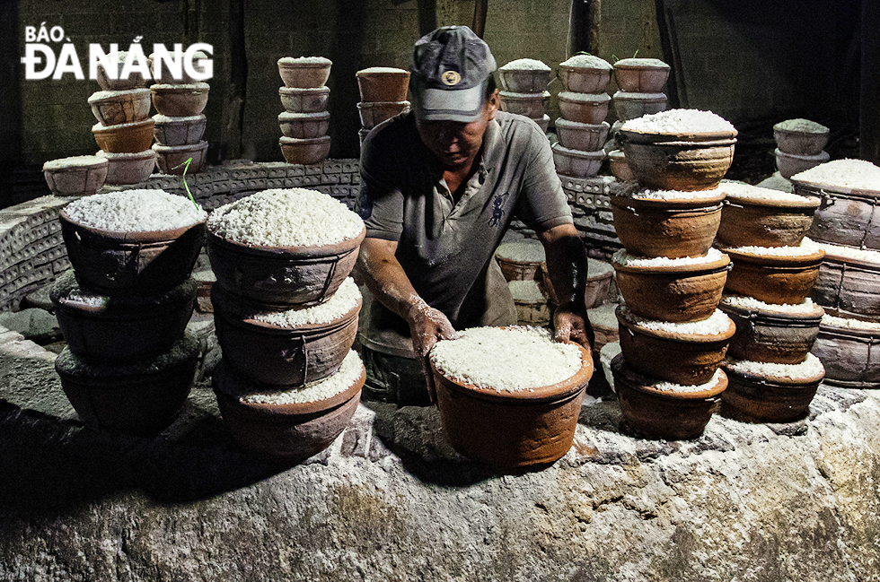 Pouring live salt into earthen pots is the first step