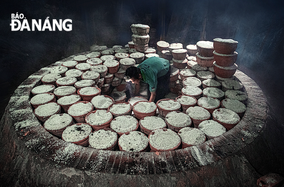 Place the salt-filled pots in the kiln