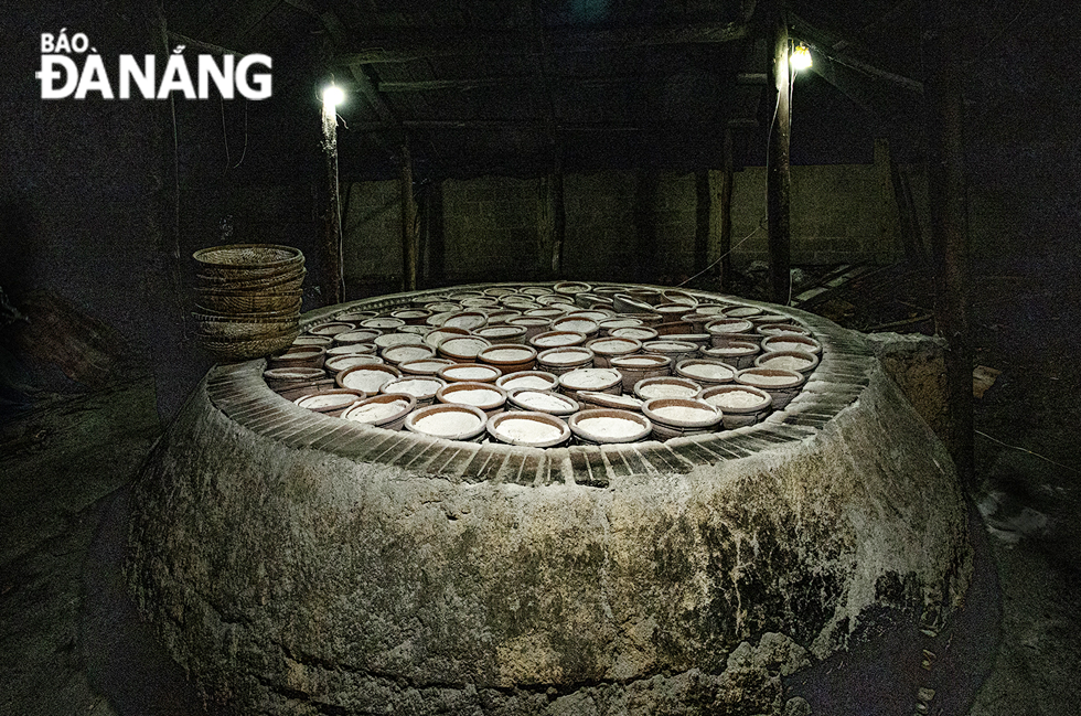  After 12 hours of being baked under fire, the kiln is opened up so that the salt can cooled down.