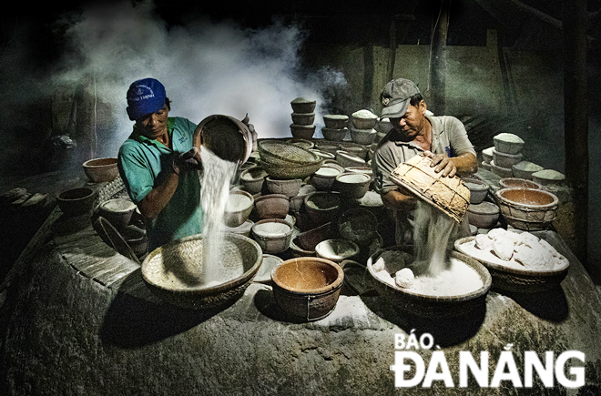 The stewed salt is taken out of the kiln.