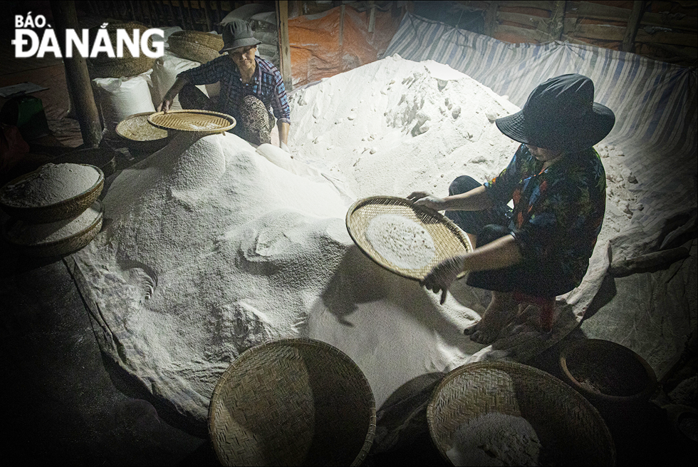  The straining and packaging of the refined salt is done manually. Workers make the baked salt during odd hours, from 0:00am to 6:00am to avoid the smoldering heat of the kiln.