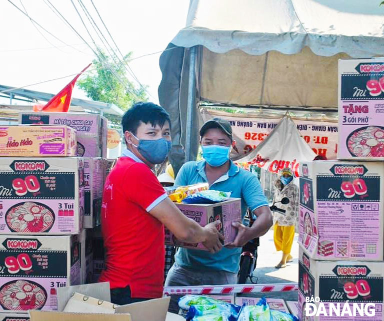 The ‘Understanding and Loving’ Club members are seen presenting gifts to residents living in blockaded site in Thi An Residential Quarter, Hoa Quy Ward, Ngu Hanh Son District. Photo: D.H.L