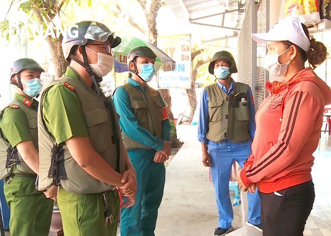 The functional forces in Hoa Khuong Commune, Hoa Vang District, encourage local people to timely detect and report about illegal aliens and violations of the city’s COVID-19 rules to them. Photo: L. HUNG