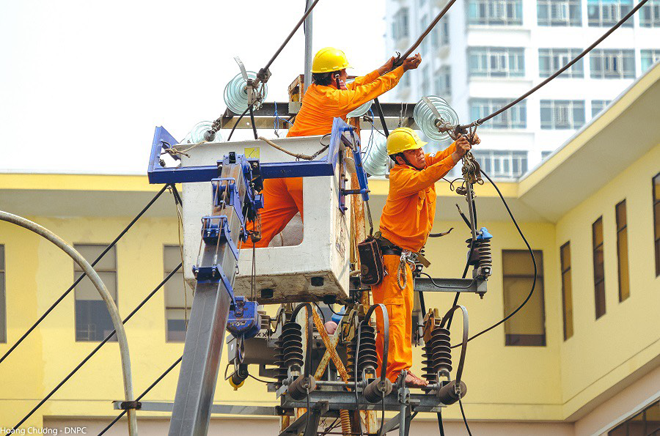 Electricity infrastructure is one of the major factors that influence investors when making decision investing in Da Nang. IN THE PHOTO: Workers of Da Nang Power Company are seen installing the 22kV Lien Tri substation transmission lines in Hai Chau District.