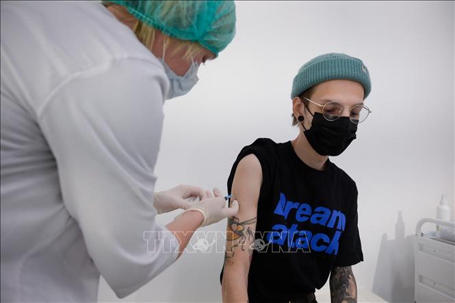 Nhân viên y tế tiêm vaccine phòng Covid-19 cho người dân tại Moskva, Nga, ngày 26-4-2021. Ảnh: AFP/TTXVN